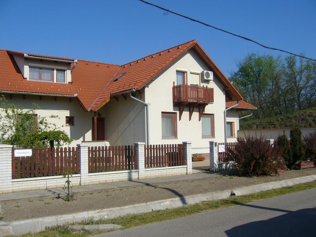 Csipkehaz Apartman Cserkeszőlő Extérieur photo